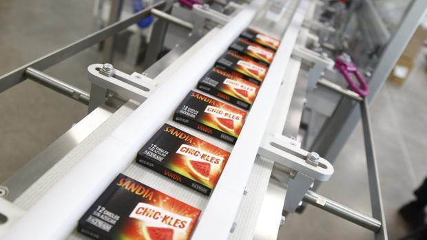 Imagen de la cadena de producción de Chic-kles Gum con uno de los productos de su gama