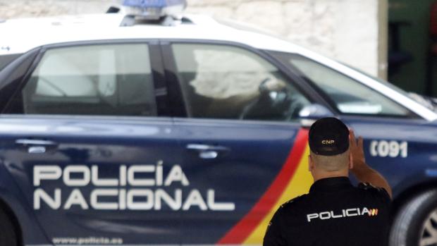 Un agente de la Policía Nacional junto a su vehículo, en una imagen de archivo