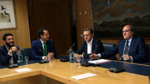 De izq. a dcha, César Zafra e Ignacio Aguado (Cs), José Manuel Franco y Ángel Gabilondo (PSOE)
