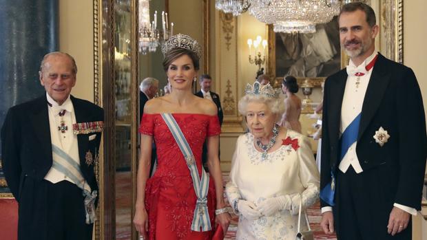 Los Reyes Don Felipe y Doña Letizia con la Reina de Inglaterra y el Duque de Edimburgo, en julio de 2017 en Londres