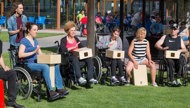 Pacientes de Parapléjicos tocando el cajón en la entrada del hospital