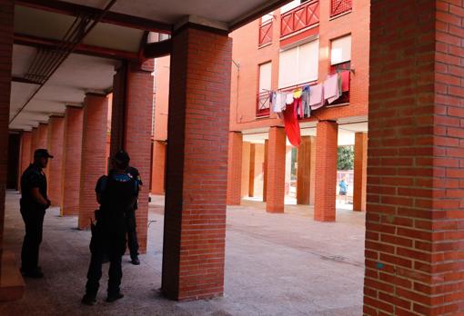 Policías en el portal del presunto homicida. Las víctimas estaban en el patio interior