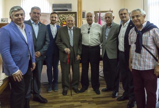 El homenajeado posa con amigos de La Puebla de Almoradiel, El Toboso y Quintanar de la Orden , Jorge Jiménez y Javier Escudero