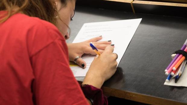 Una alumna realiza estas pruebas en Cataluña