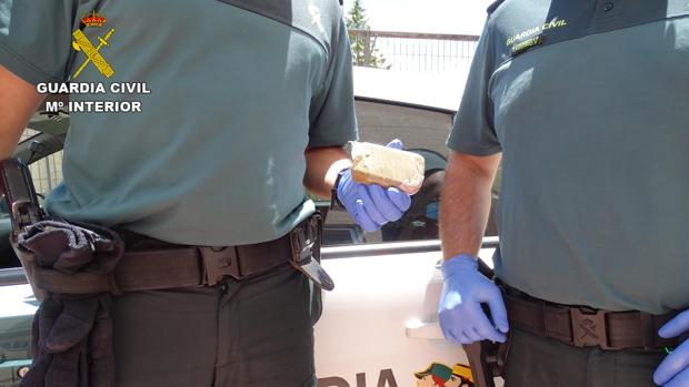 Imagen de la droga incautada por los agentes de la Guardia Civil