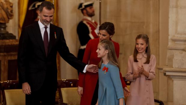 Los Reyes, la Princesa de Asturias y la Infanta Sofía, el 30 de enero de 2018 en el Palacio Real
