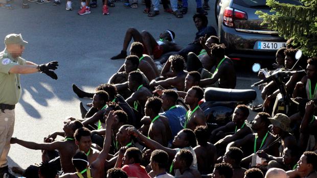 Decenas de inmigrantes tras acceder a Ceuta