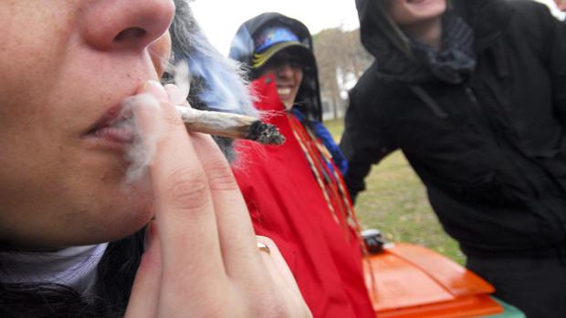 La multa mínima por consumo o tenencia de droga en lugares públicos es de 601 euros