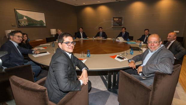 Primera reunión de la comisión negociadora formada por PP y Ciudadanos