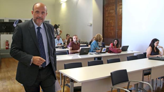 El vicepresidente primero, José Luis Martínez Guijarro, llega a la sala de prensa del Palacio de Fuensalida