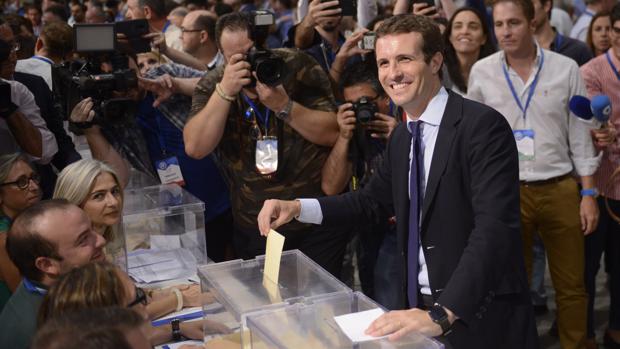 Pablo Casado depositando su papeleta en la votación final de las primarias del PP, el 21 de julio de 2018