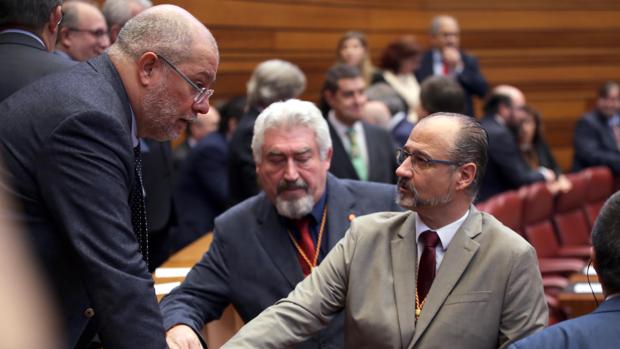 Fuentes e Igea se saludan en las Cortes, en una imagen de archivo