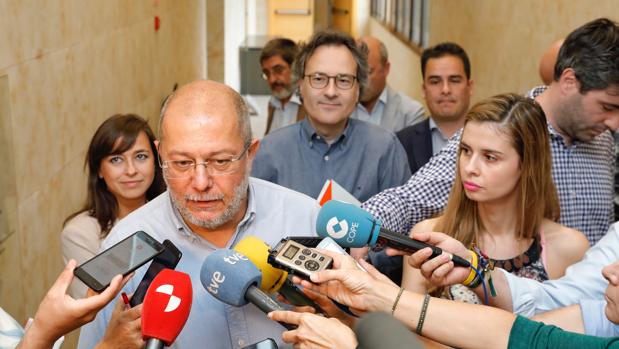 El candidato de Ciudadanos a la Presidencia de la Junta, Francisco Igea, atiende a los medios este miércoles en las Cortes