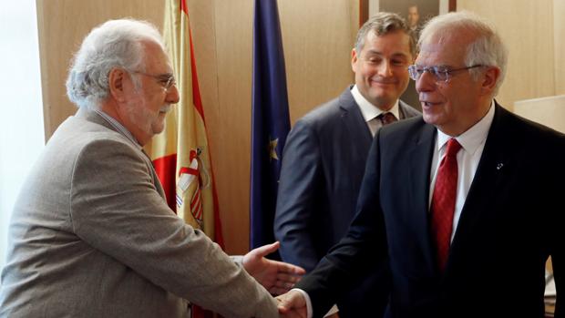El ministro de Asuntos Exteriores en funciones, Josep Borrell, ha recogido su acta de eurodiputado este jueves en el Congreso.