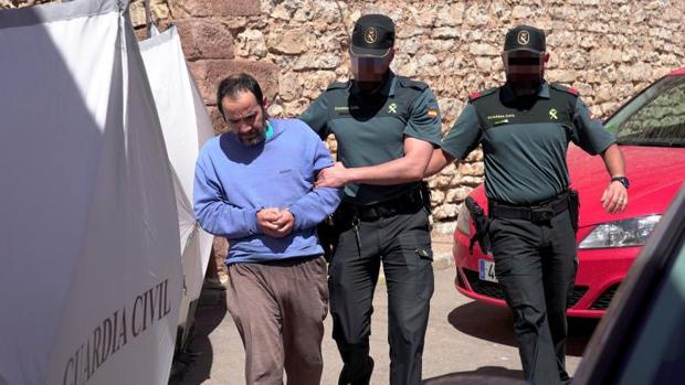 El hijo de la mujer hallada muerta en el domicilio familiar en la localidad de Pozondón, acompañado por agentes de la Guardia Civil, durante la reconstrucción de los hechos