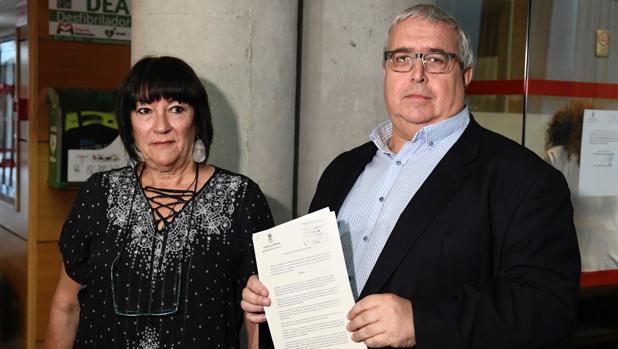Nani Moya y Diego Cruz, miembros del PSOE en la Mesa de la Asamblea, tras presentar en el registro el escrito de queja por la falta de proporcionalidad en su composición