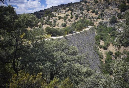 Cara destinada a embalsar el río Guadarrama que hoy discurre por su aliviadero