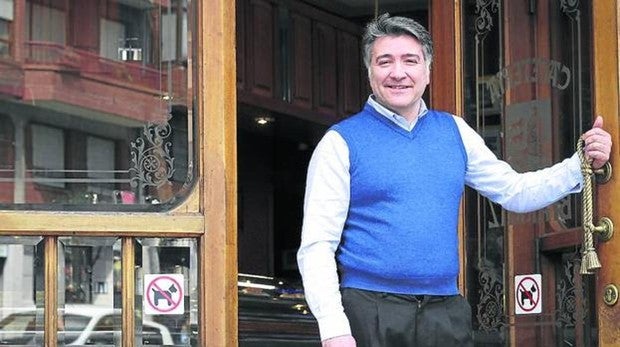 Luciano López, ayer en la entrada de su negocio, en Rekalde