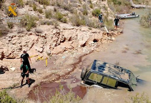 El todoterreno, cuando fue sacado de las aguas