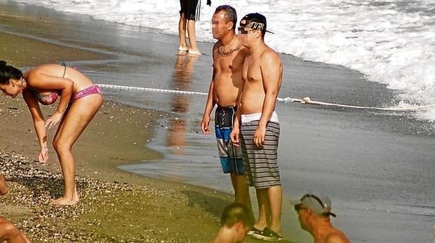 «Snoopy», junto a uno de sus compinches, en la Costa del Sol