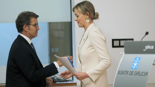 El presidente gallego, Alberto Núñez Feijóo, y la conselleira de Política Social de la Xunta, Fabiola García, este jueves
