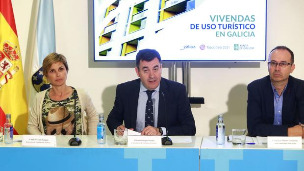 El conselleiro de Cultura, Román Rodríguez, y la directora da Agencia Turismo, Nava Castro.