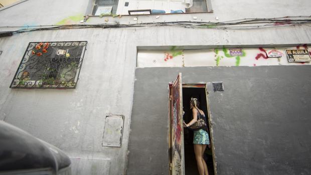 Una de las «okupas» entrando al Centro Social Okupado Autogestionado La Yaya