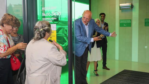Imagen de Juan Roig y Hortensia Herrero en la inauguración de la primera tienda de Mercadona en Portugal