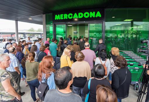 Imagen de las colas en la entrada de Mercadona