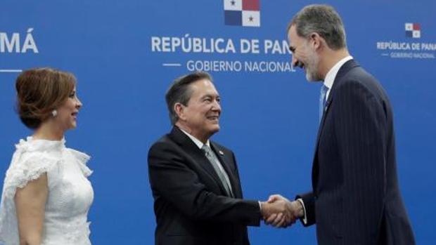 El Rey saluda a Laurentino Cortizo en presencia de su esposa, Yazmin