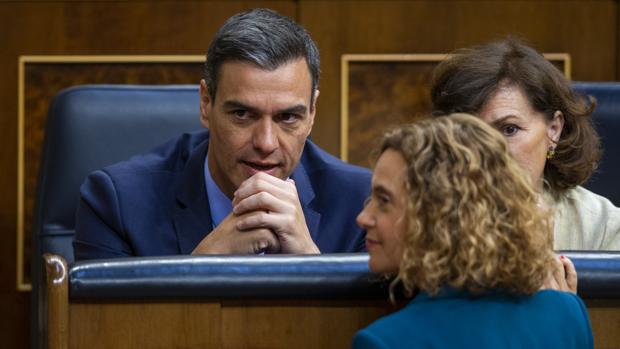 Pedro Sánchez, Meritxell Batet y Carmen Calvo, en el Congreso de los Diputados