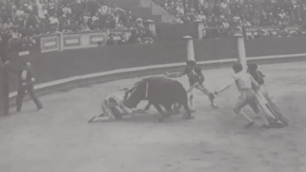 Instante de la fatal cogida a Félix Almagro, ocurrida la tarde del 13 de julio de 1939