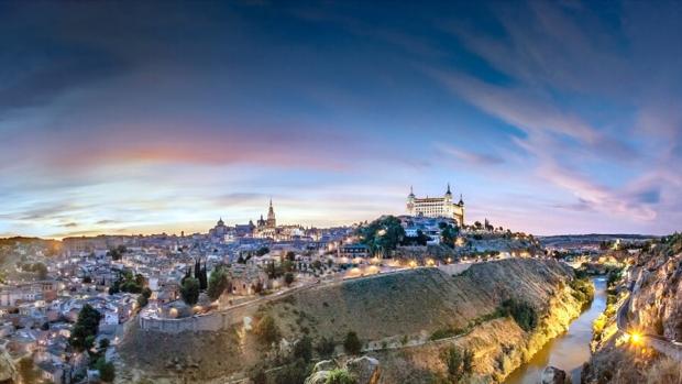 Panorámica de Toledo con la ciudad iluminada ante la caída de la noche
