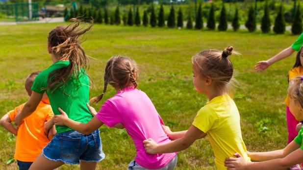 Niños se divierten en un campamento