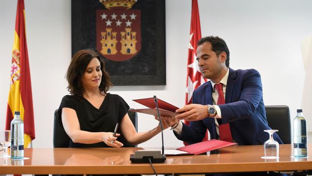 Díaz Ayuso y Aguado, durante la firma del pacto de gobierno para la Comunidad de Madrid