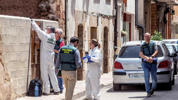La Guardia Civil trabaja en la parte posterior de la vivienda de Salas de los Infantes en la que ocurrió el crimen