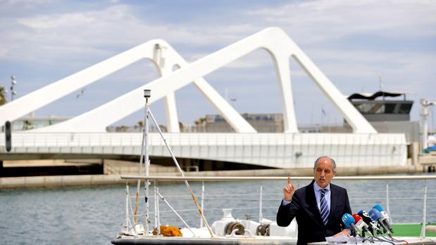 Camps, durante una comparecencia en la dársena del puerto de Valencia