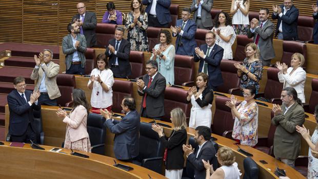 Ximo Puig, durante su toma de posesión junto al resto de consellers
