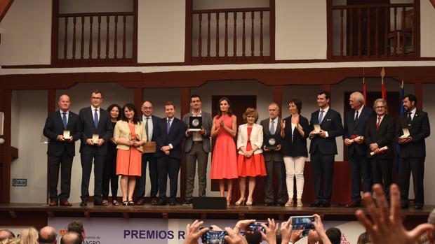 Foto de familia con los premiados