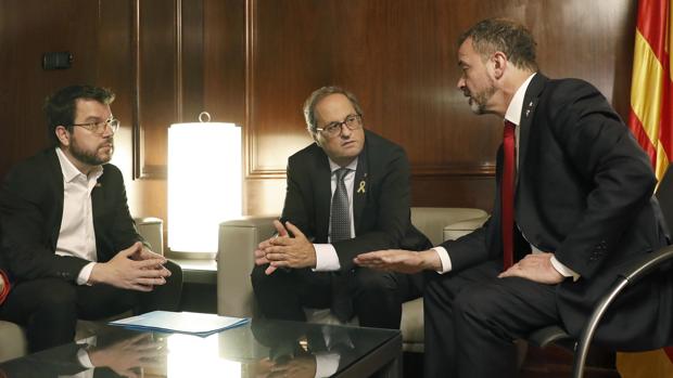 Imagen de la reunión de Torra con su equipo para diseñar la ofensiva