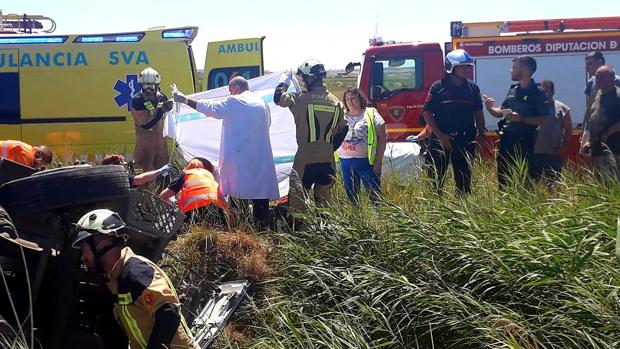 Al lugar acudieron bomberos, una UVI móvil y agentes de la Guardia Civil