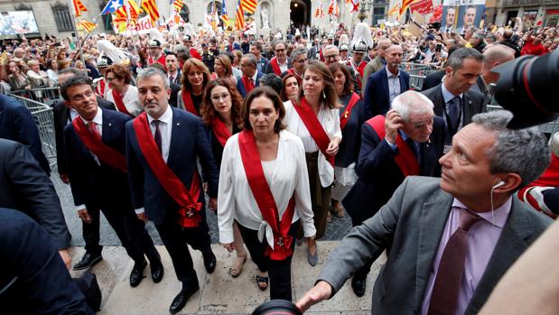 Colau, junto a Collboni, tras tomar posesión como alcaldesa de Barcelona