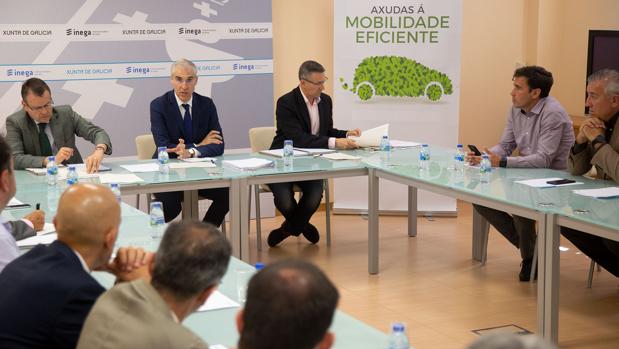 El conselleiro de Economía, Francisco Conde, con los representantes de los concesionarios