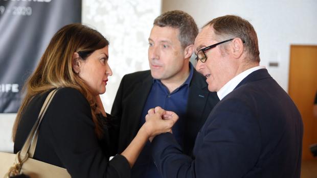 La teniente de alcaldesa de Santa Cruz de Tenerife, Matilde Zambudio, conversa con el director de Cultura del Cabildo de Tenerife, José Luis Rivero (c) y el director del Festival, Migel Ramirez, antes del acto de presentación este miércoles del XXVIII Festival Internacional Canarias Jazz & Más Heineken