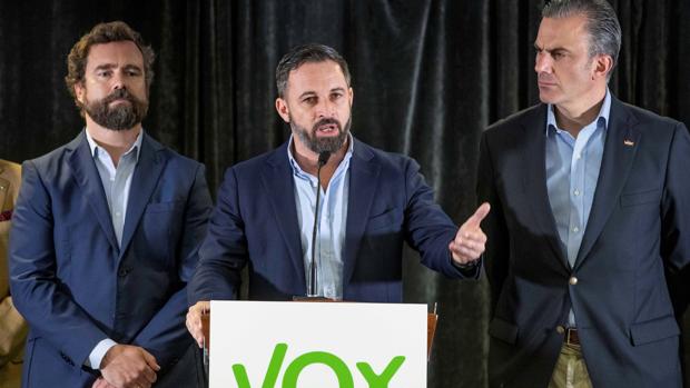El presidente de Vox Santiago Abascal (c) acompañado por el secretario general Javier Ortega Smith (d) y el responsable del comité negociadorIván Espinosa de los monteros (i)