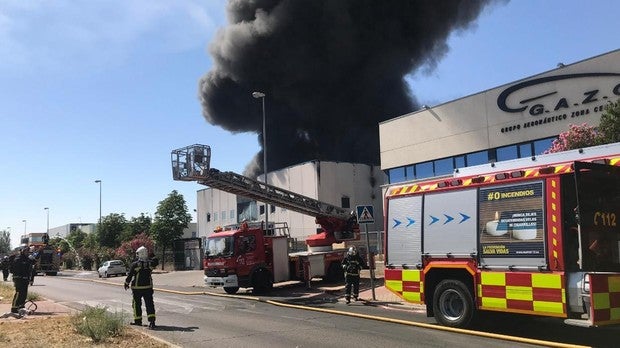 Los Bomberos trabajan para controlar las llamas que han formado una intensa humareda en la planta
