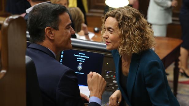El jefe del Gobierno en funciones, Pedro Sánchez, junto a la presidenta del Congreso, Meritxell Batet, el día de la constitución de Las Cortes