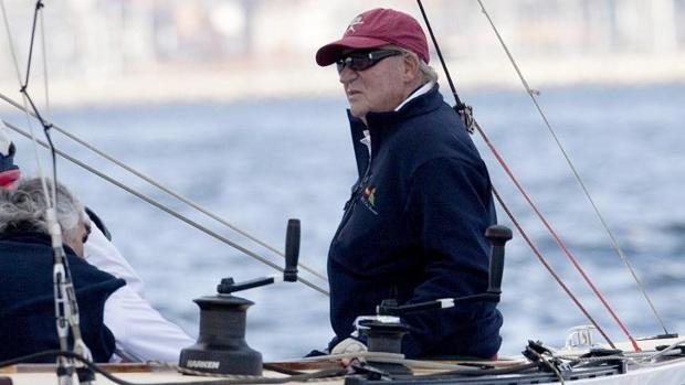 Don Juan Carlos, en ina imagen de 2016 durante una regata en aguas de Sanxenxo