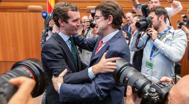 Casado felicita a Mañueco tras tomar posesión como presidente de la Junta de Castilla y León