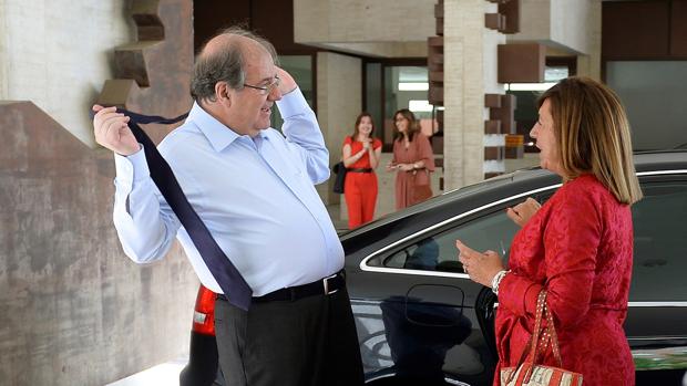 El ya expresidente de la Junta de Castilla y León, Juan Vicente Herrera, se quita la corbata